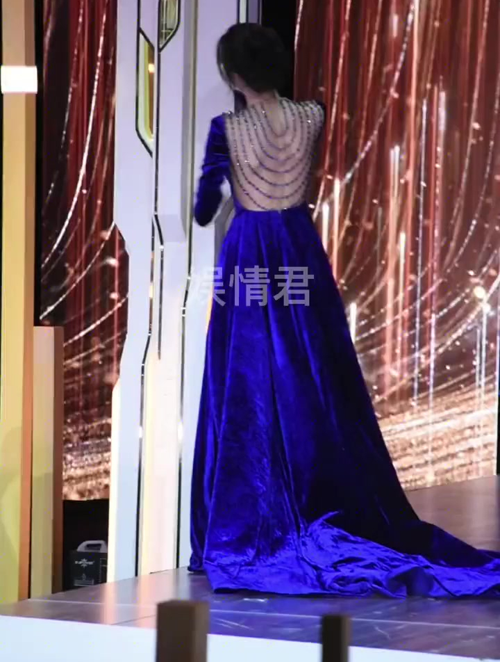 迪丽热巴蓝色丝绒长裙,这个转身回头也太好看吧