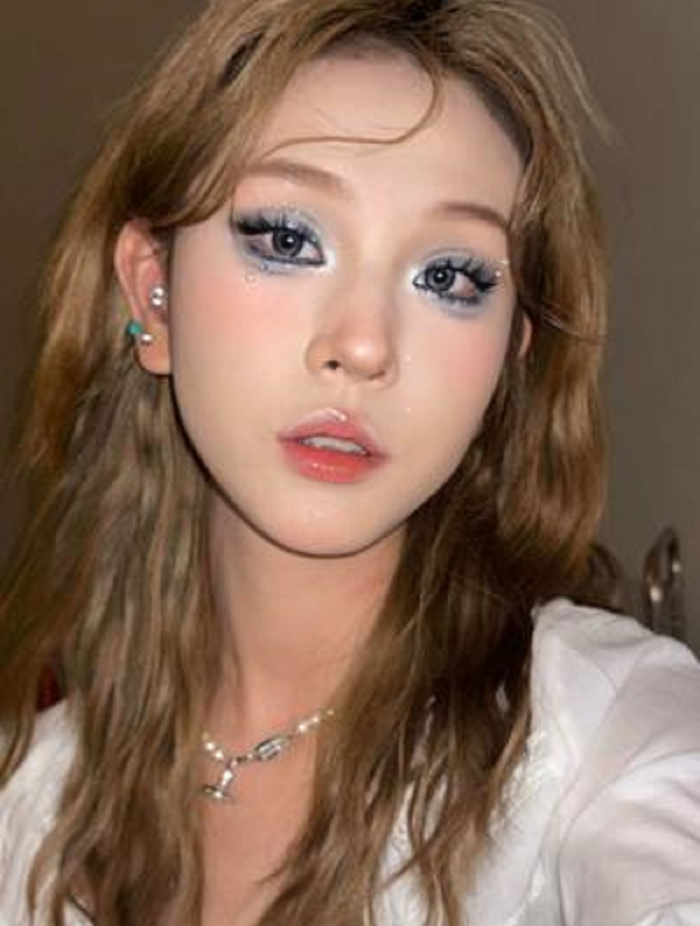 月光人鱼蓝色烟熏截断妆容,难道会有人不爱这蓝色的眼影吗?