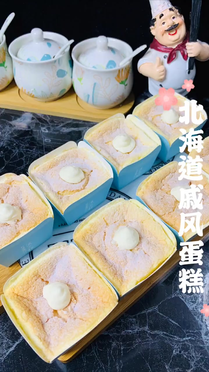 北海道戚风蛋糕,口感绵软,在搭配满满的卡仕达酱非常的好吃