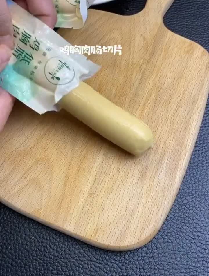 焖面里面加番茄鸡蛋无淀粉鸡肉肠,味道真的超级香