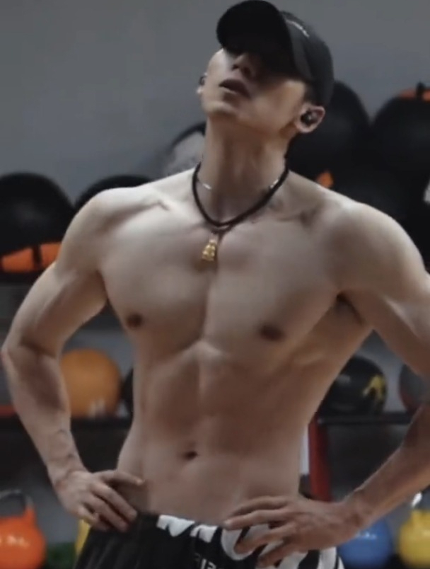 小姐姐们是不是都喜欢这样的肌肉男帅哥?健身
