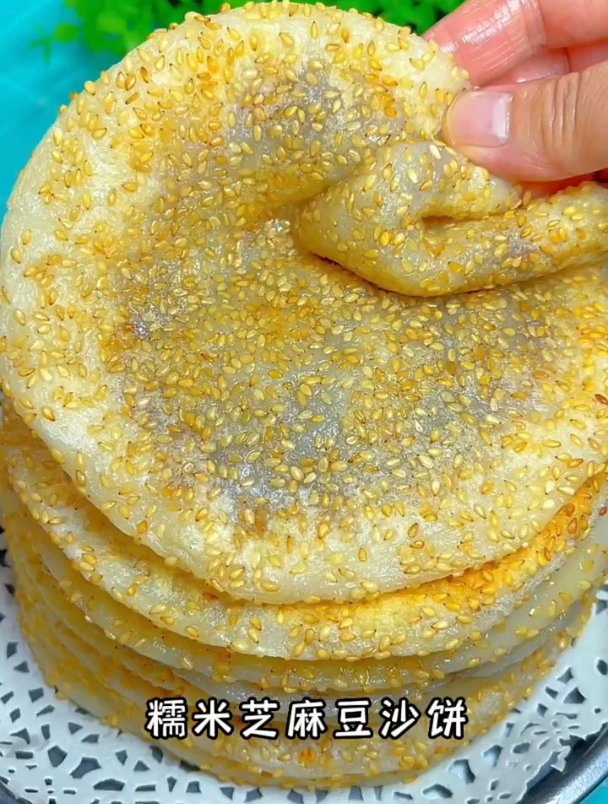 大家爱吃的糯米芝麻饼教程来啦,需要什么美食教程,可留言给我