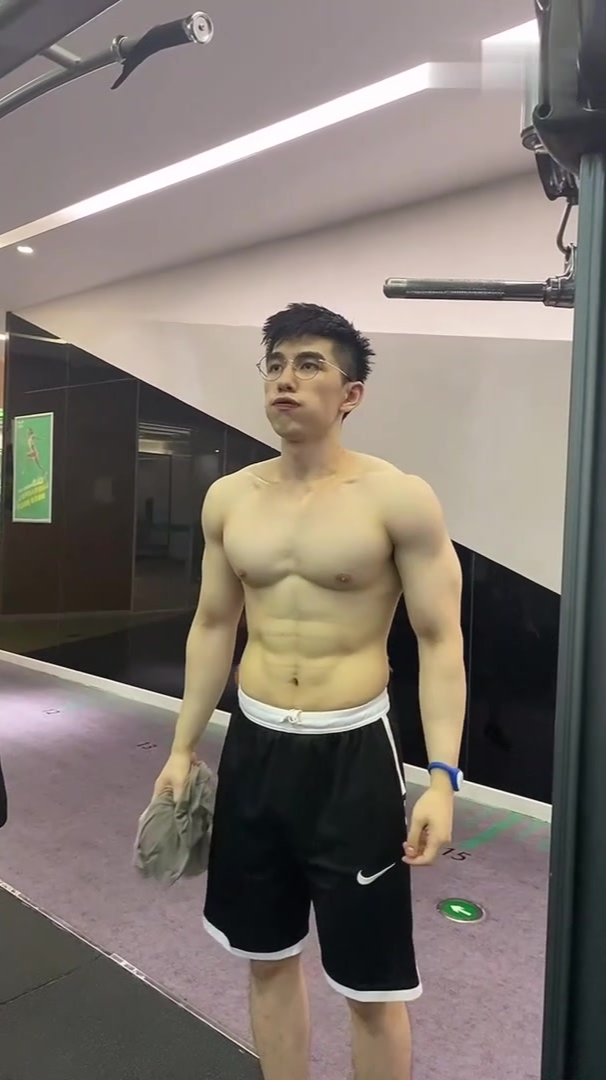肌肉小哥运动日常,健身房里挥汗如雨,篮球场上锋芒毕露,真帅!