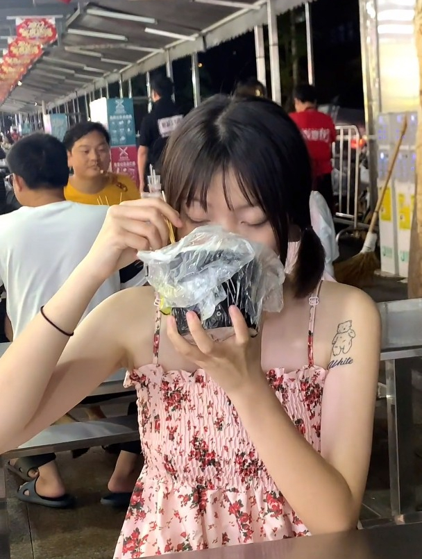 欸,男生出门都不买点东西吃吗?