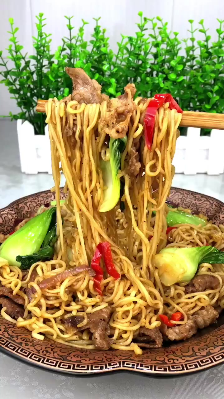 黑椒肥牛炒面的做法,方便面高配版吃法,简直太好吃了