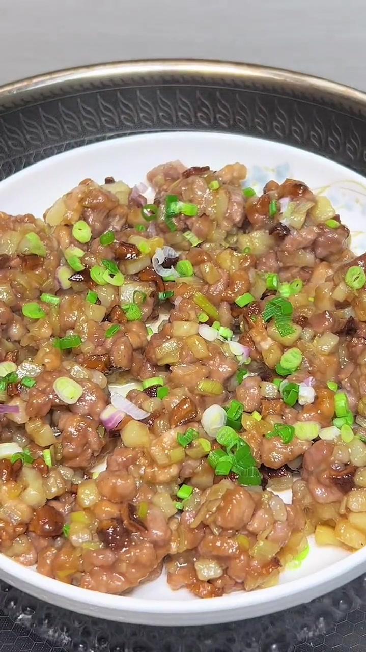 今天分享一道我们客家人的家常菜土豆猪肉丸子简单又好吃