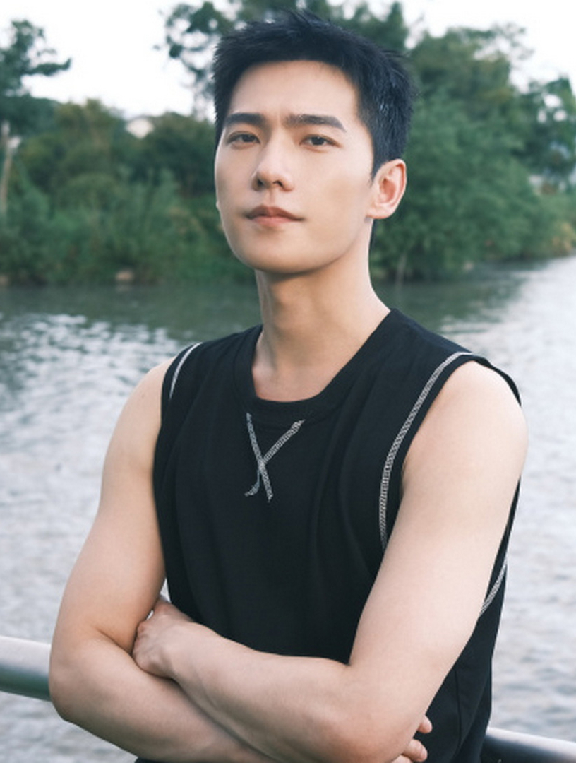 杨洋穿黑色无袖背心秀手臂肌肉 侧颜线条流畅帅气有型