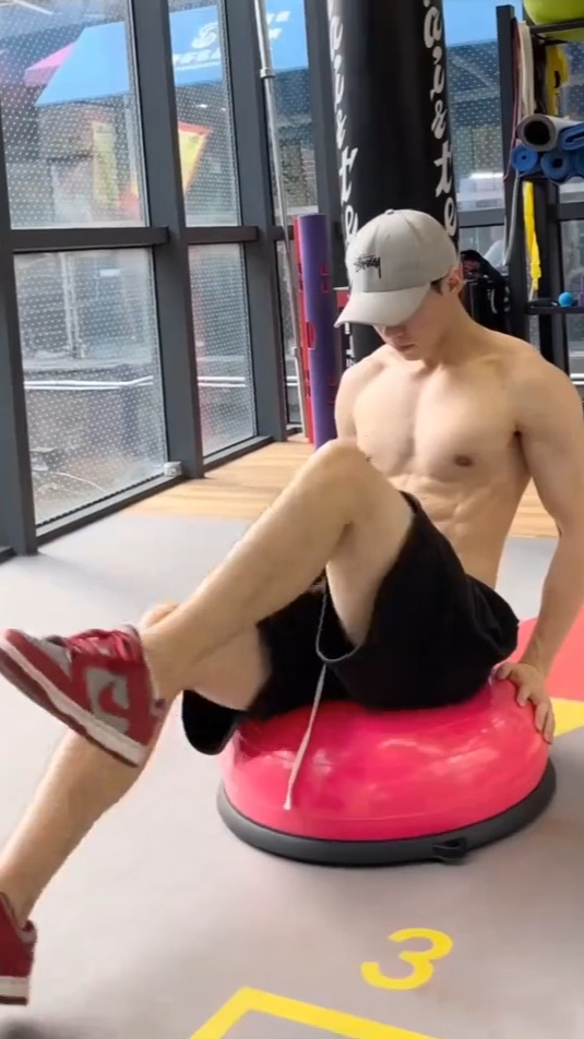 肌肉小狼狗健身房实力开练,八块腹肌宛如搓衣板,哪一位更帅气?