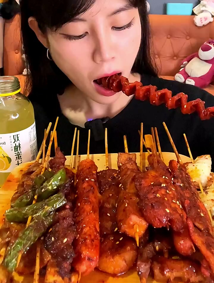 今天挑战爆辣的烤串淀粉肠牛肉串烤辣椒