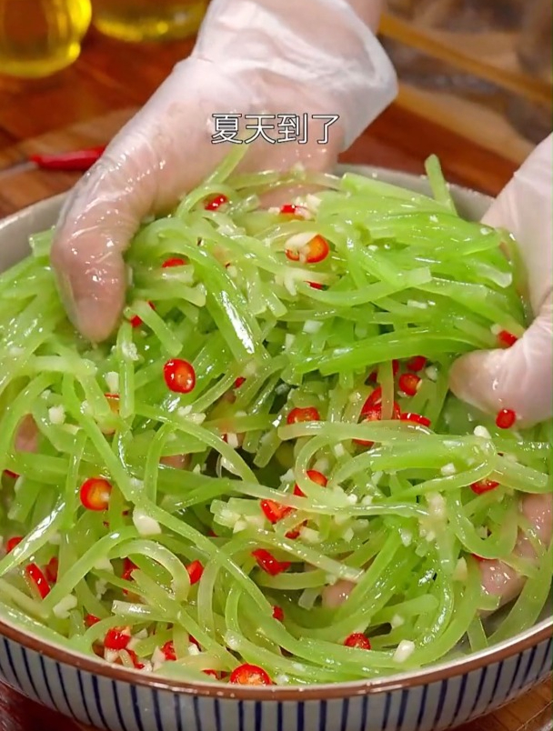 夏天做一份凉拌莴笋做法简单清爽解腻