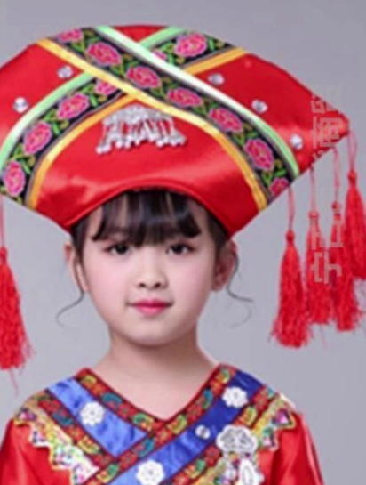 人美手巧!女生用40个易拉罐自制苗族头饰,走进教室全场沸腾