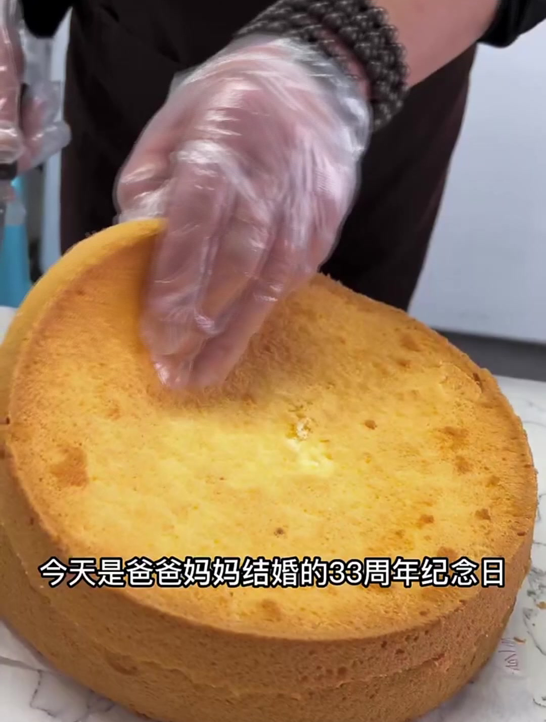 结婚33周年纪念日这天,爸爸亲手做了郁金香蛋糕给妈妈惊喜