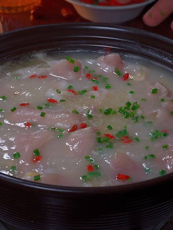 这道黄豆猪蹄汤,汤鲜味美,营养丰富