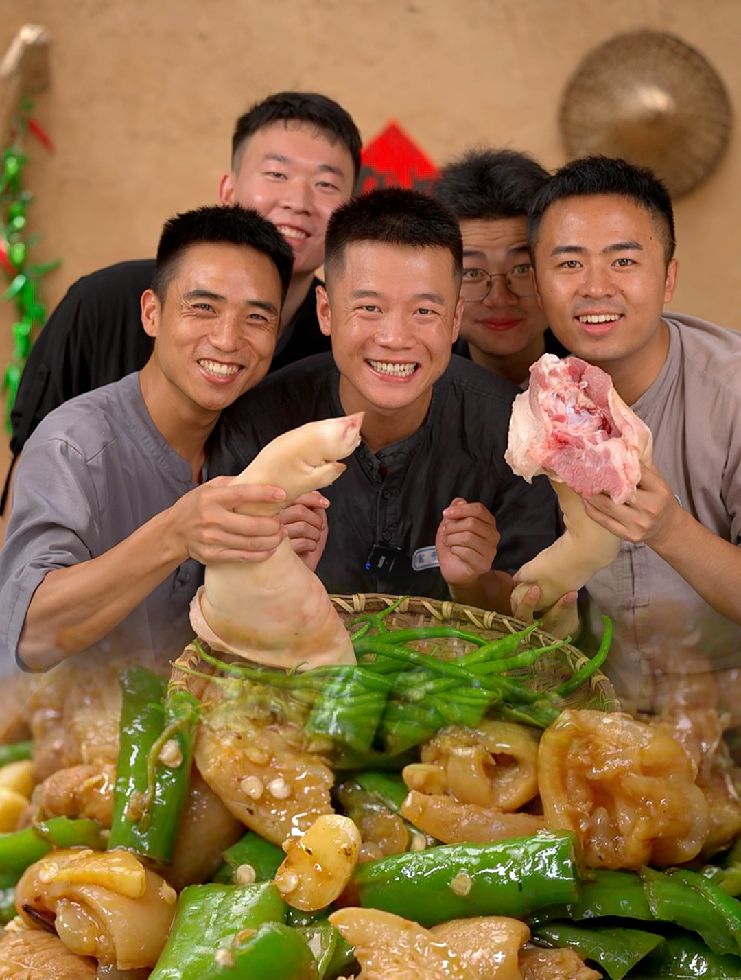 欢迎蹭饭,你永远不知道猪脚剔骨用擂辣椒烧一锅有多香 农村美食