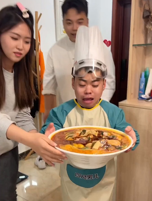自制大碗麻辣烫给我辣滴真够呛