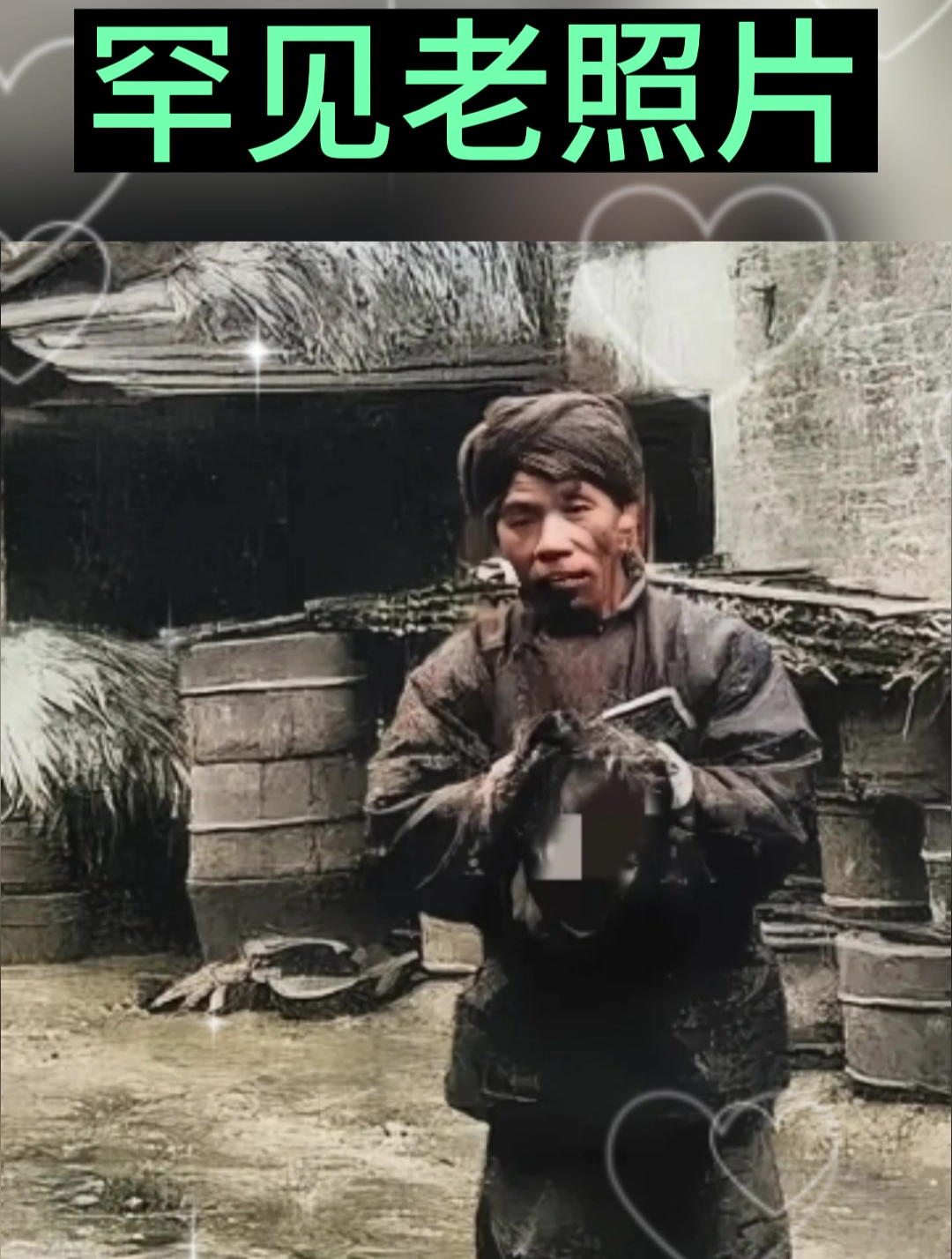 1905年,天津菜市口,一名刽子手面对镜头手里捧着一颗血淋淋人头