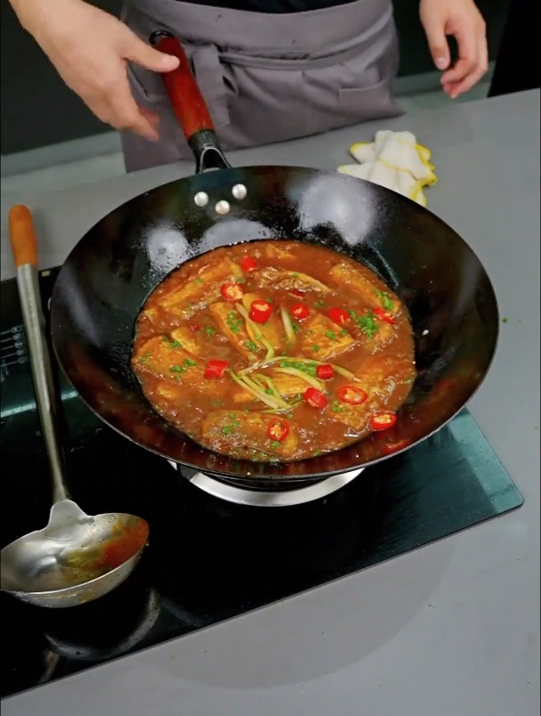 红烧带鱼的家常做法,皮不破肉不碎,做法简单肉质细嫩酱香浓郁