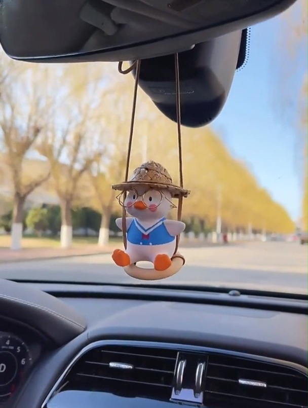 这个小鸭子挂在车里也太可爱了吧~