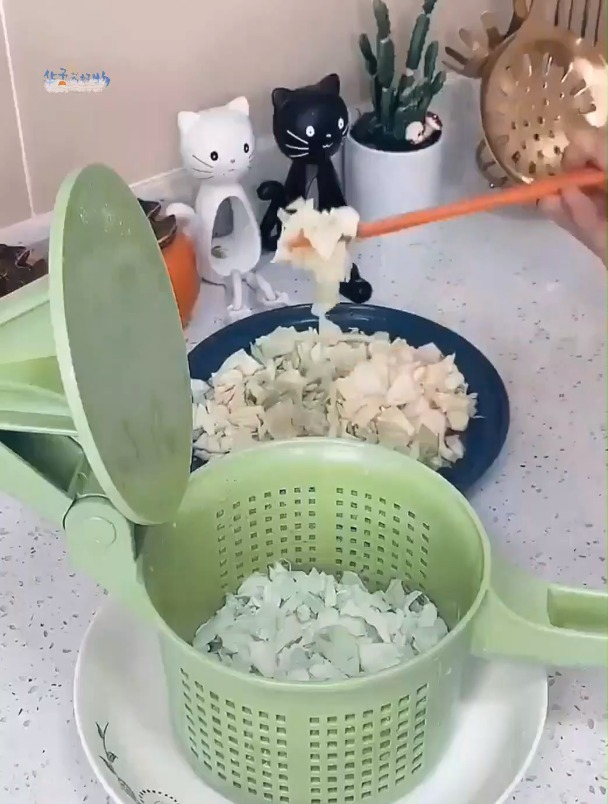 经常包饺子给菜馅挤水太麻烦,试试这个挤水器,一次能挤很多馅呢