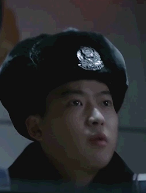 富二代在警局抽烟,还想花钱包场,暴躁刑警直接教他做人!