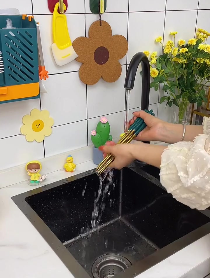 能放刀具还能挂小物件的筷子筒,打扫卫生也方便的实用好物