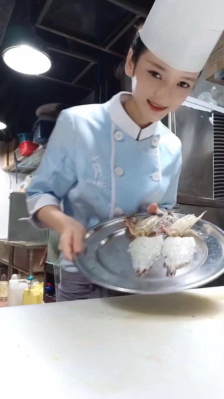 今天给大家做一份铁板烧美食,大明虾,欢迎来品的呦!