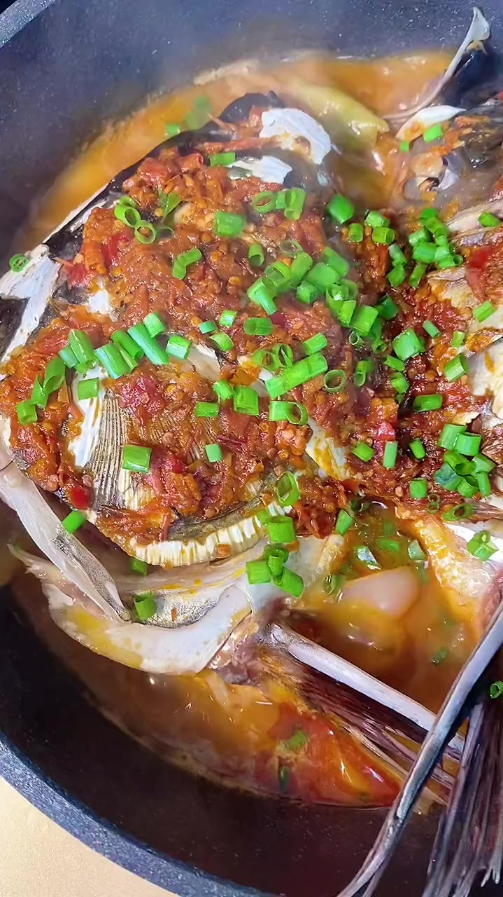 剁椒鱼头饭桌上必点菜 其实不蒸的鱼头更入味也更好吃 这样做的鱼头两碗米饭都不够