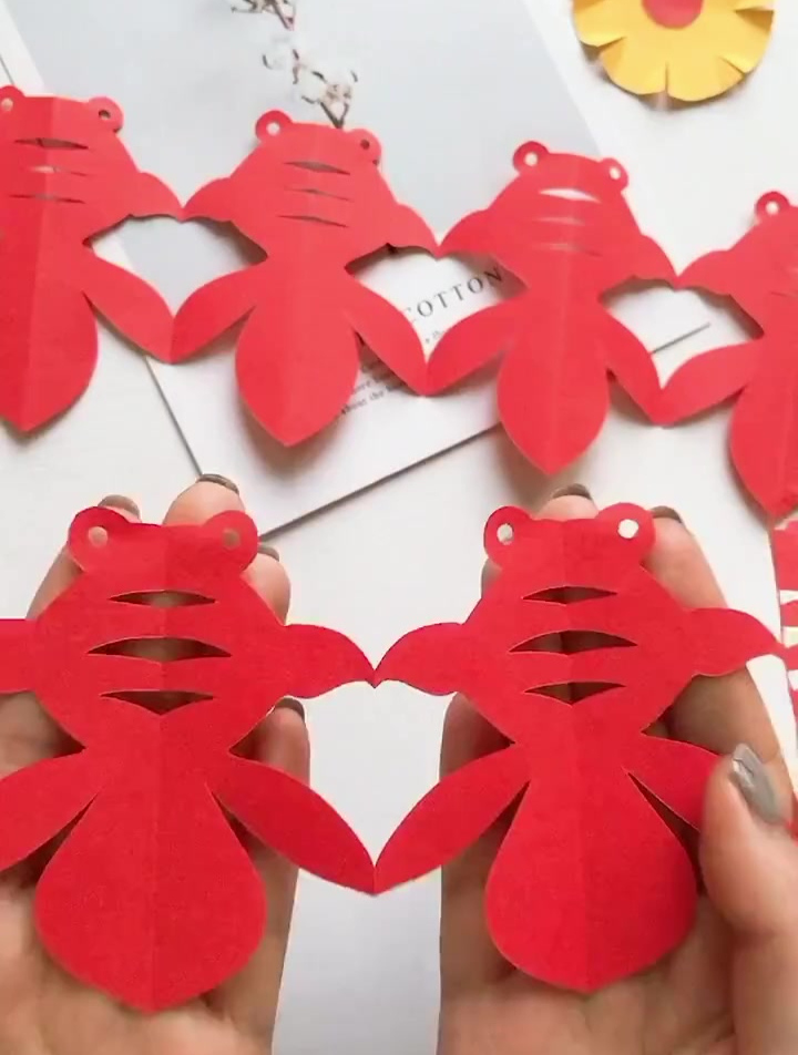 年年有鱼窗花剪纸这个窗花最适合新年剪啦