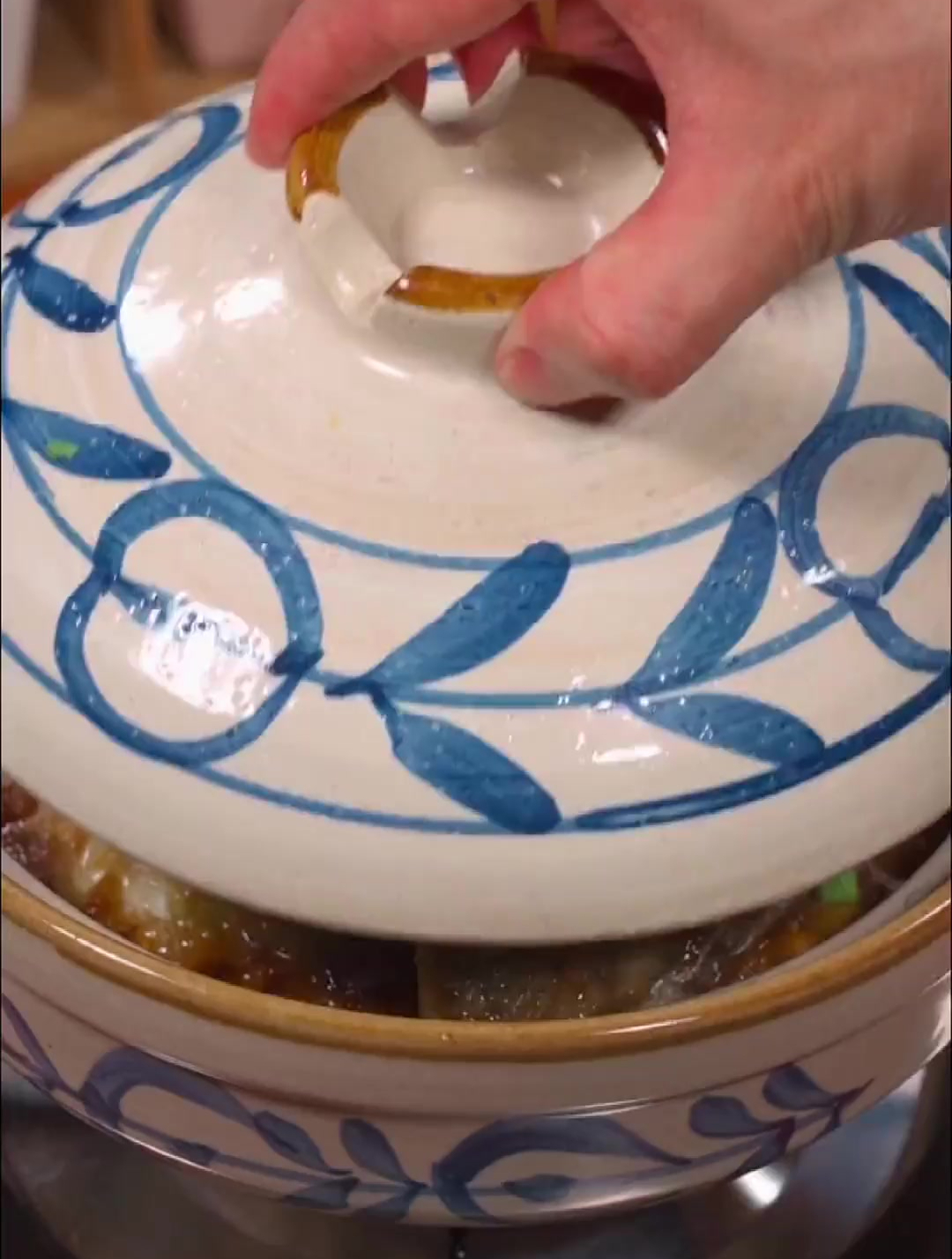 三文鱼头煲,每次不知道吃什么都会做的一道菜,做法简单还下