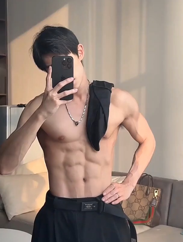 腹肌小哥哥秀身材,人鱼线漂亮如雕刻,公狗腰性感又迷人,爱吗?