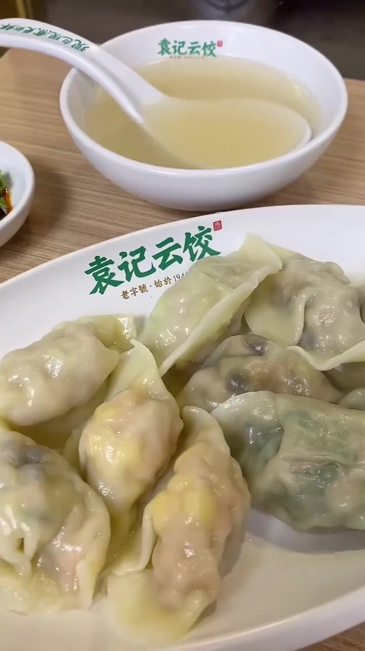 天气这么冷?去吃碗热腾腾的干捞红油全家福饺子吧