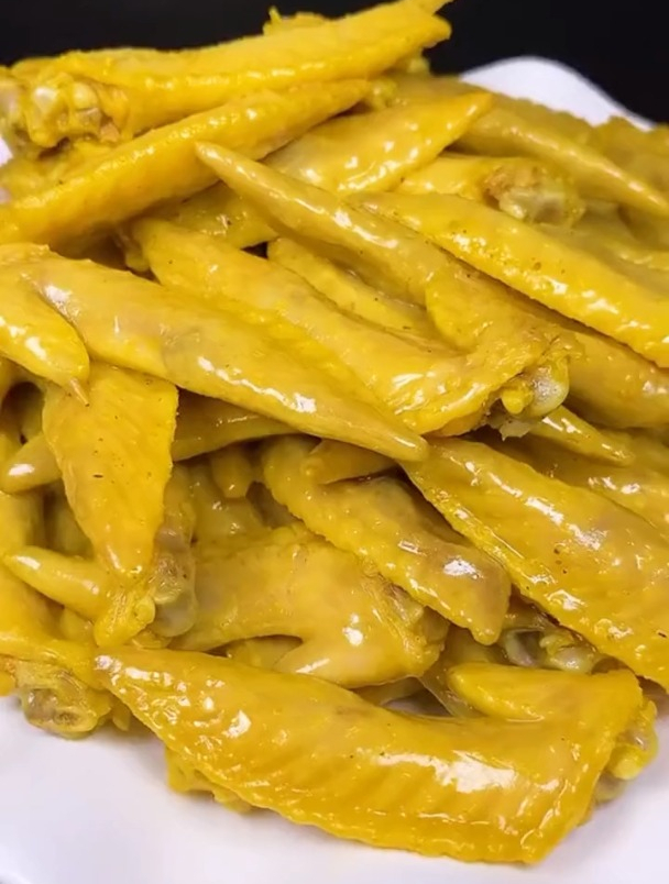 在家追剧来上一盘盐焗鸡尖更配哦,你也来试试吧