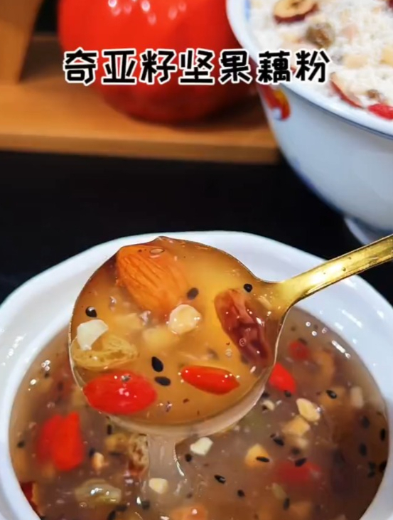 奇亚籽坚果藕粉羹制作分享,每天早餐冲泡一碗藕粉,营养好吃饱腹
