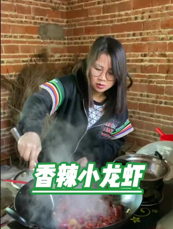 小龙虾还不算肥,但吃起来很香很辣