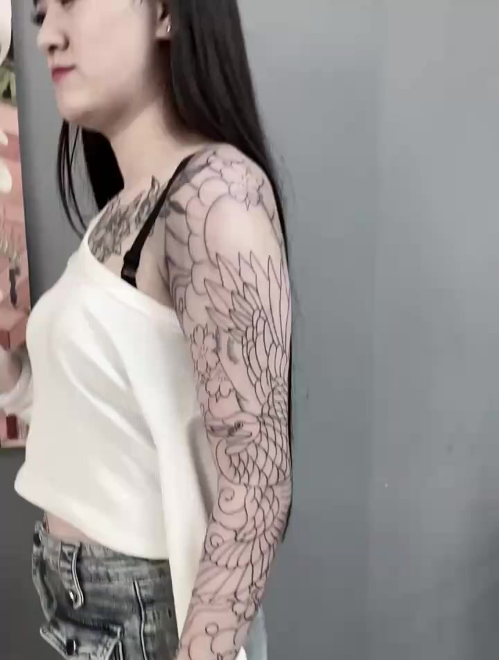 美女这个纹身太好看了,在胸前文了个桃花,是要给自己招桃花吗