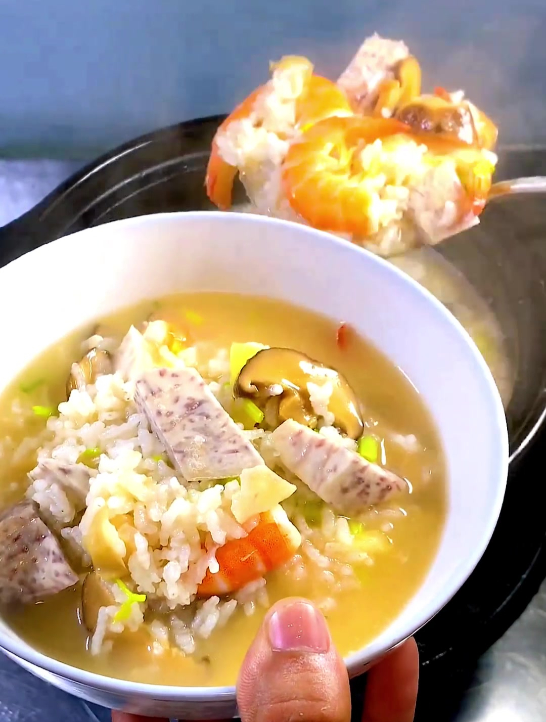 夏季吃干饭没胃口,做一锅鲜虾香芋粥,真的太香了