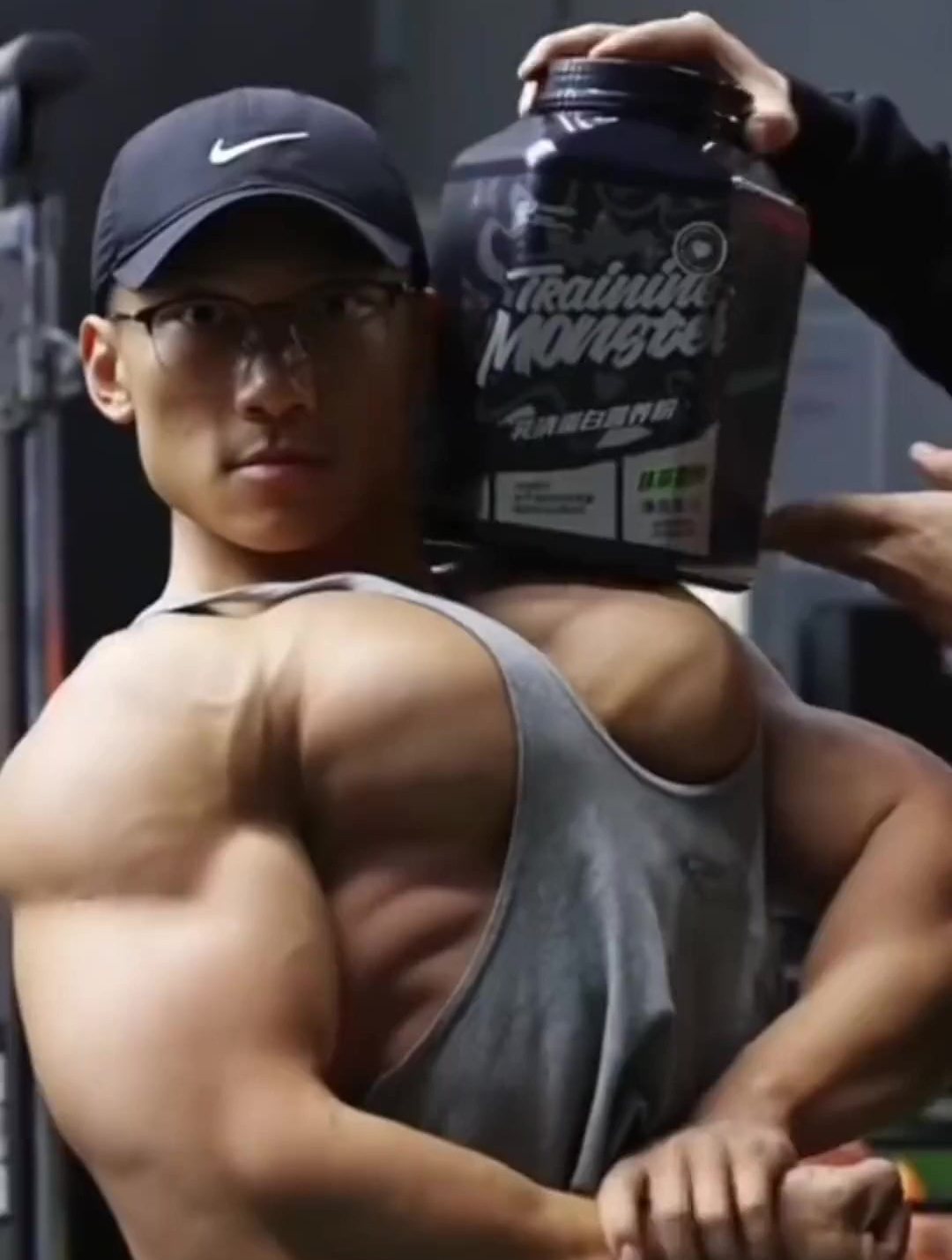 原来肌肉男的胸大肌可以吸引那么多人!