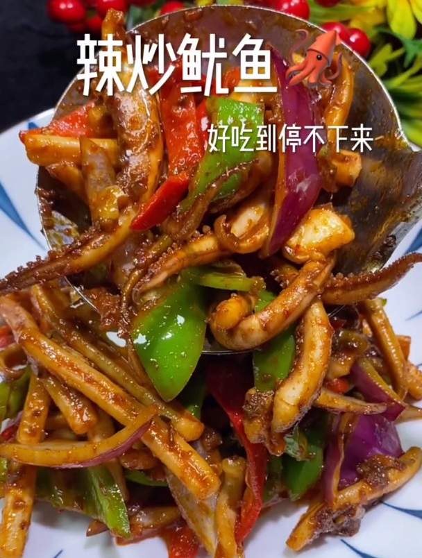 辣炒鱿鱼每个人都爱吃,今天教大家做一个烧烤店版本的下酒菜