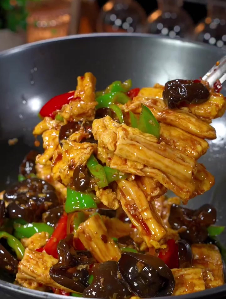 这是我家孩子最爱吃的腐竹炒鸡蛋做法 鲜香入味 一周吃八次都