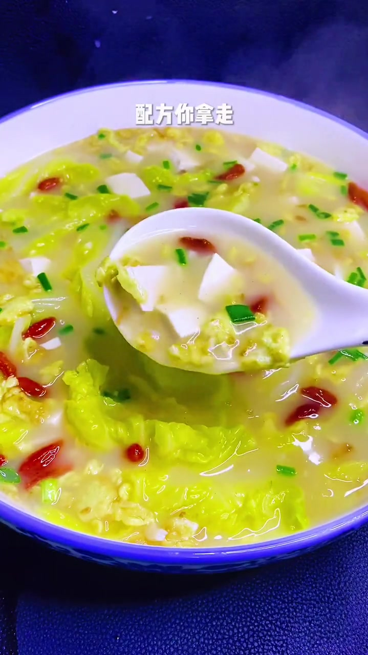 俗话说白菜豆腐保平安,一碗地道的白菜豆腐汤,暖心暖胃还好喝!