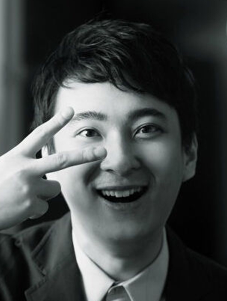 又换女友王思聪:三亚办顶奢庆生派对,新女友仅20同框像父女2