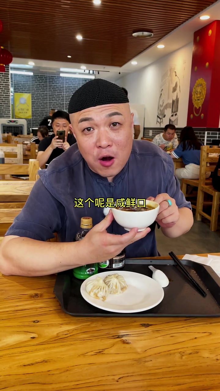 老北京大哥吃炒肝,一看就非常美味,要能吃上就好了!