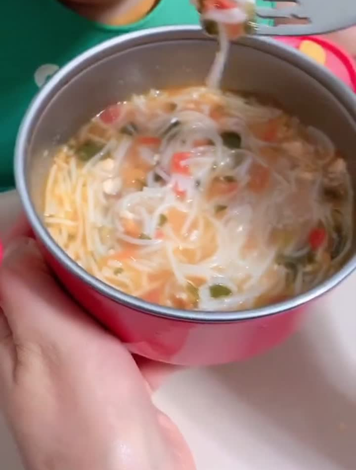 今日份辅食西红柿三文鱼面,叮当又吃了一大碗!