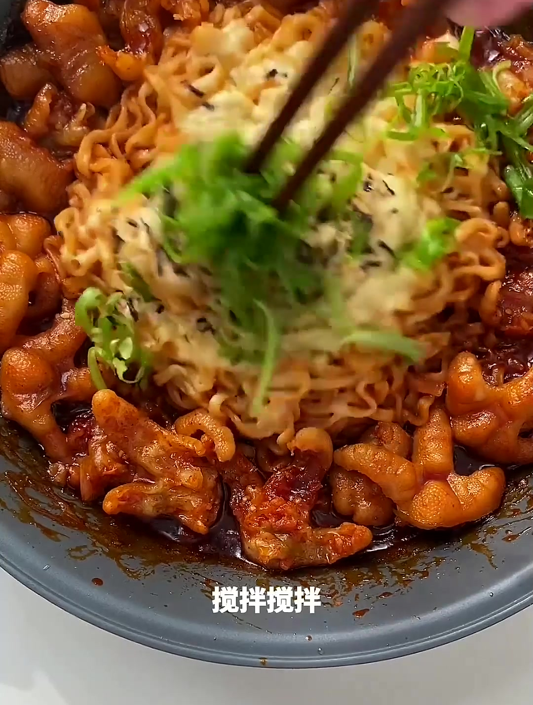 无骨鸡爪火鸡面 甜辣过瘾软糯糯 一口下去太满足了～