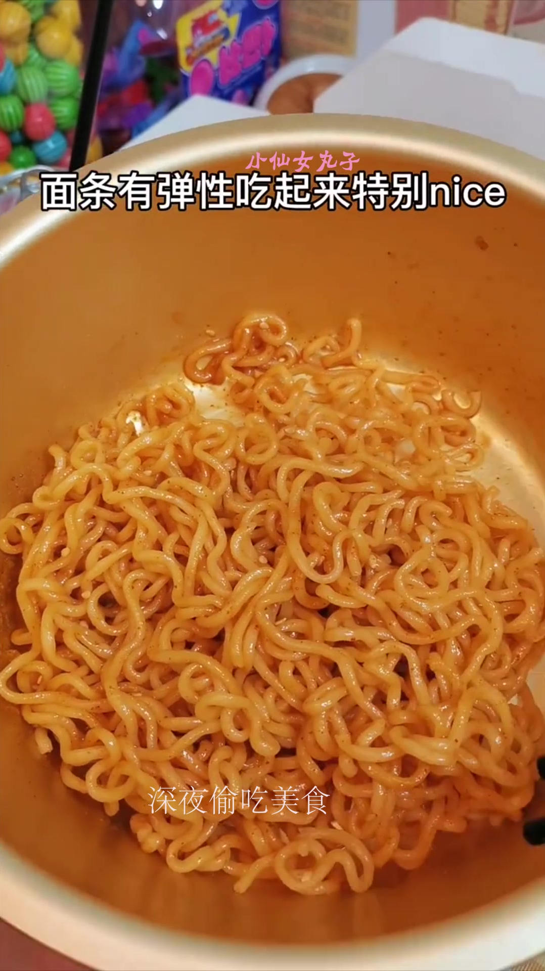 深夜偷吃辛拉面,配上甜辣味的炸鸡绝绝子,太好吃了!