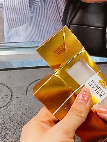 进口巧克力包装盒,女子确信含有黄金,过火验完恼羞成怒