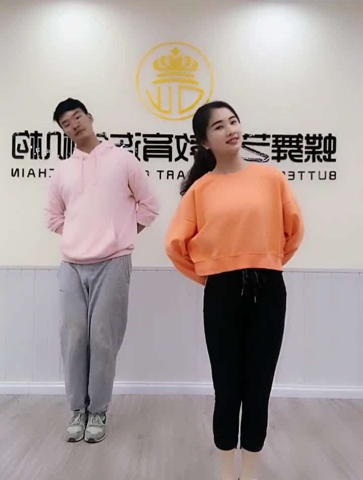 幼儿园六一小班表演舞蹈推荐给你们《小小蛋儿把门开》