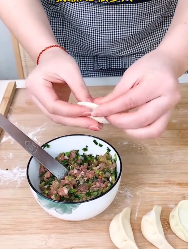 一边压皮一边包饺子的工具你见过吗?方便又好看
