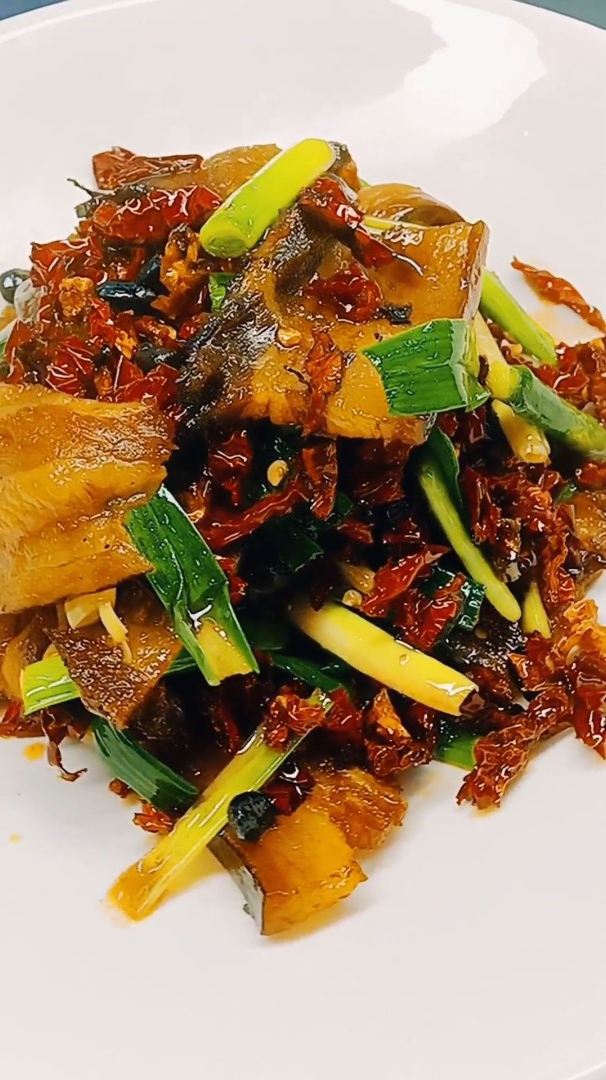 大蒜叶炒腊肉,下饭神器
