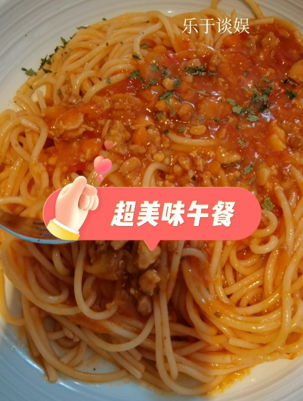 美味午餐,经典意式肉酱面加金针菇肥牛焗饭,好满足!